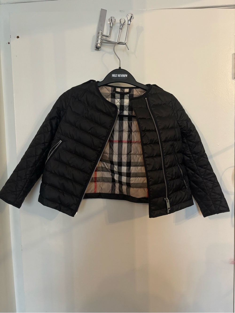 Burberry Black Quilted Puffer Jacket with Signature Check Lining. Size 6Y (120cm